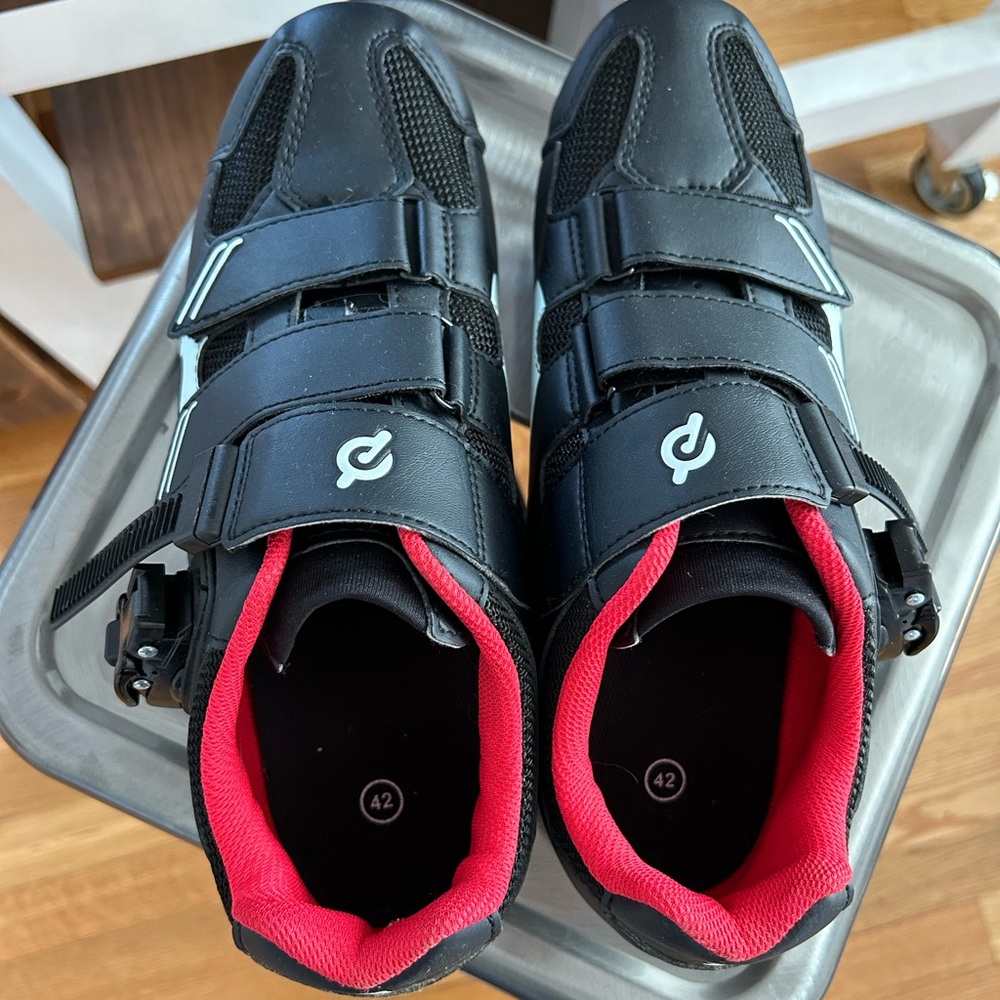 Lightly used peloton shoes 42